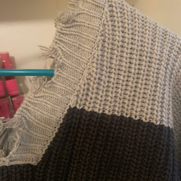 Distressed sweater - Picture 5 of 5